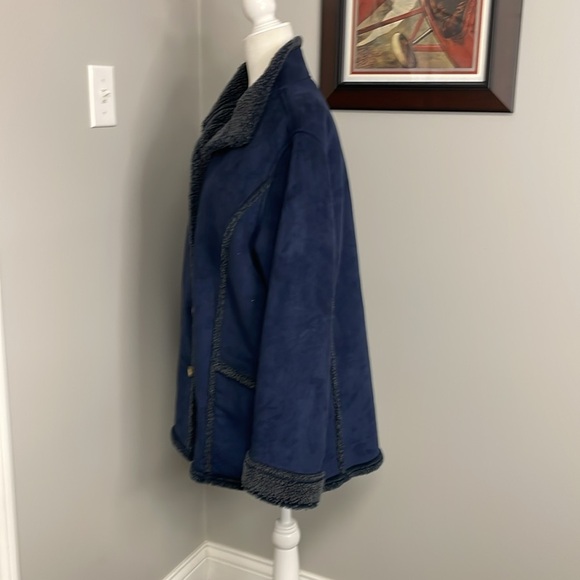 Elegant Navy Teddy Jacket with Faux Fur Trim - Picture 2 of 4